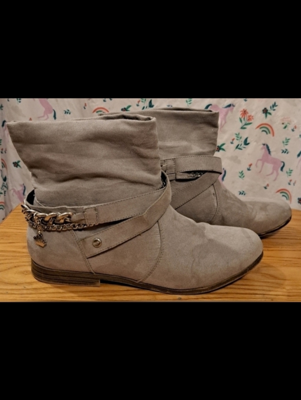 Juicy Couture Grey Vegan Suede Neutral Boho Casual Ankle Boot w/ Chains SZ 8M